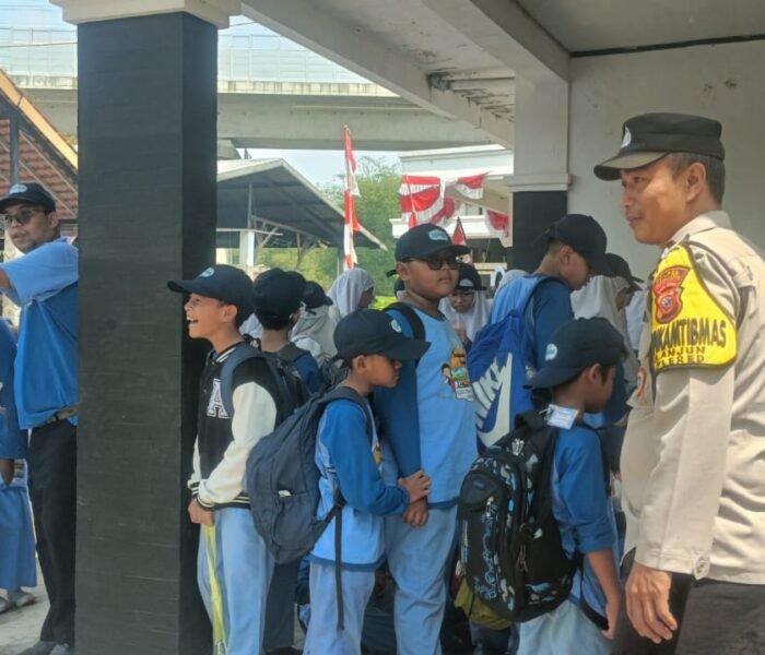 Polri Hadir di Wisata Edukasi Gerabah, Bhabinkamtibmas Pantau Kegiatan 241 Siswa di Plered