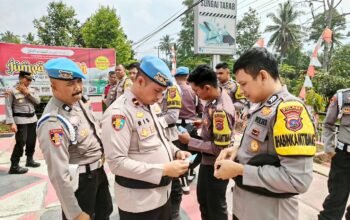 Antisipasi Judol, Kasi Propam Polres Tanah Datar Cek HP Personel