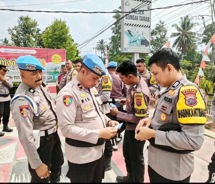 Antisipasi Judol, Kasi Propam Polres Tanah Datar Cek HP Personel