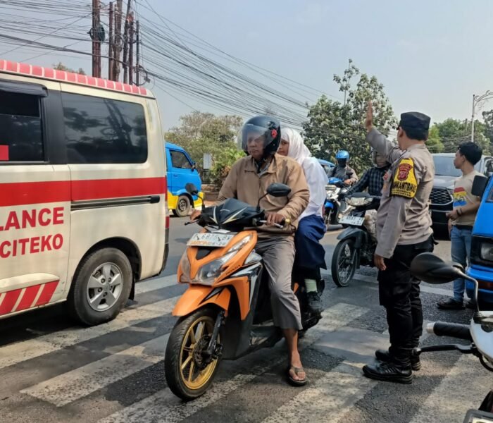 Polri Hadir di Jam Pulang Sekolah, Polsek Bungursari Pastikan Pelajar Aman Menyeberang