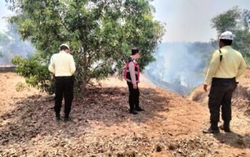 Petugas Polsek Bungursari Amankan TKP Kebakaran Lahan di Hegarmanah, Pantau Api Sambil Tunggu Bantuan Damkar