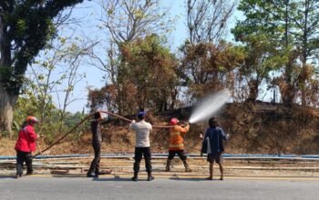 Sat Polairud dan Damkar Padamkan Kebakaran Lahan Kering di Jatiluhur, Polisi Amankan ODGJ