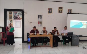 Cegah Sampah Jadi Bencana, Bhabinkamtibmas Tegalwaru Edukasi Pemilahan dan Bahaya Karhutla