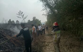 Cegah Api Meluas, Polsek Bojong Gerak Cepat Tangani Kebakaran Lahan di Sindangpanon