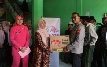 Berbagi Kepedulian, Kapolres Purwakarta Santuni Santri di Ponpes Riyadhul Mubtadiin