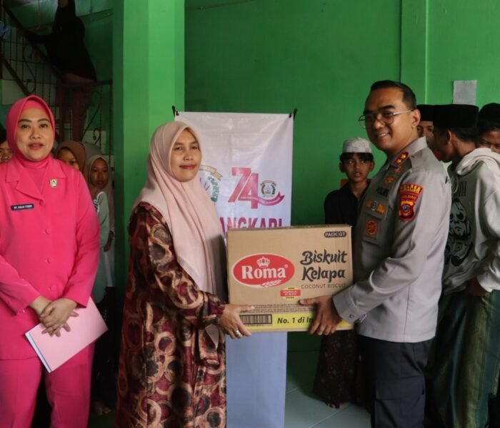 Berbagi Kepedulian, Kapolres Purwakarta Santuni Santri di Ponpes Riyadhul Mubtadiin