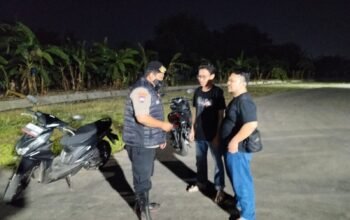 Jaga Malam Bersama Warga, Bhabinkamtibmas Benteng Perkuat Siskamling Cegah Gangguan Kamtibmas