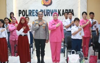 Rajut Kasih untuk Keluarga Purnawirawan, Polres Purwakarta Berikan Tali Asih dan Perlengkapan Sekolah