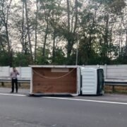 Respons Cepat Polsek Jatiluhur Tangani Laka Tunggal di KM 82.200 Arah Jakarta