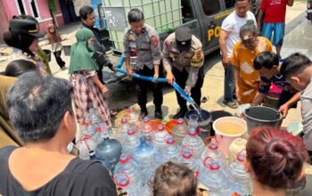 Kemarau Panjang, Kendaraan Patroli Polsek Purwakarta Kota Antar Air Bersih Untuk Warga Sindangkasih
