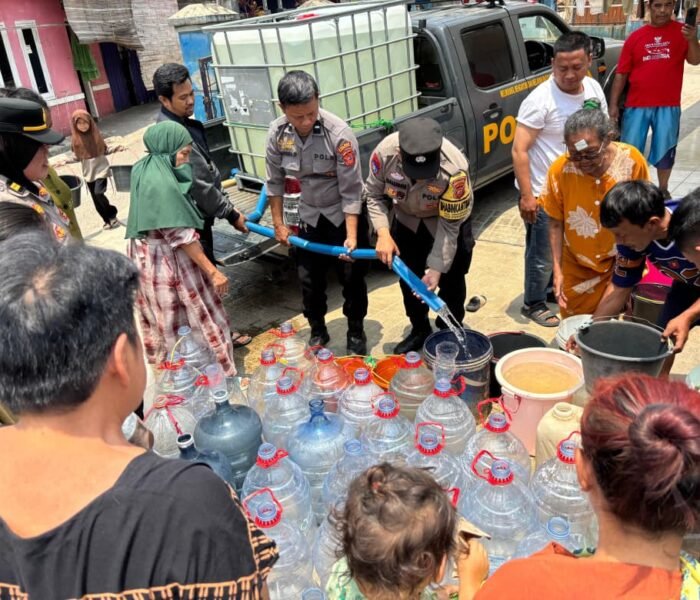 Kemarau Panjang, Kendaraan Patroli Polsek Purwakarta Kota Antar Air Bersih Untuk Warga Sindangkasih