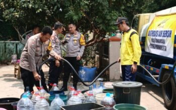 Polsek Bungursari Salurkan 5.000 Liter Air Bersih Untuk Warga Cibening