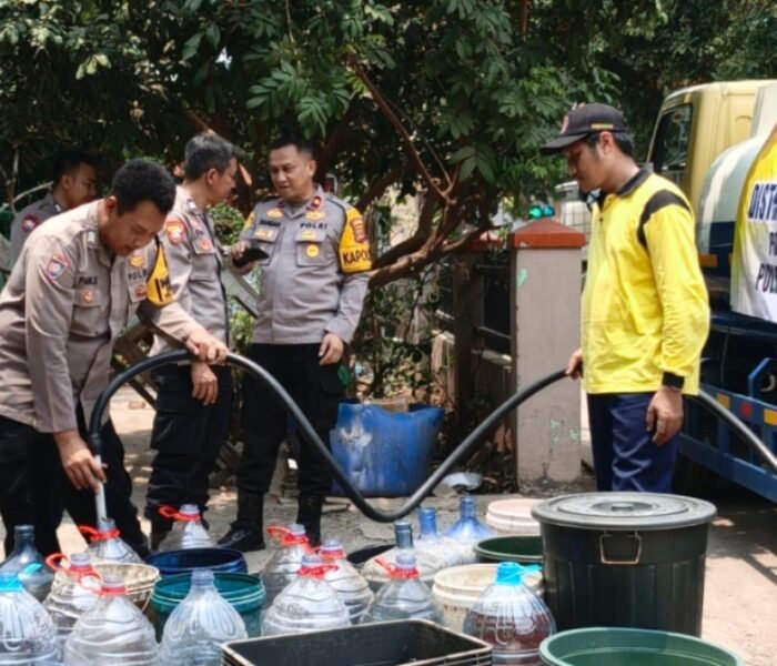 Polsek Bungursari Salurkan 5.000 Liter Air Bersih Untuk Warga Cibening