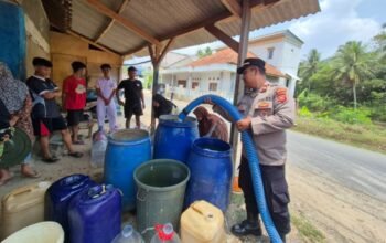 Hadapi Kemarau Panjang, Polsek Sukatani Dampingi BPBD Salurkan Air Bersih Untuk Warga Sukamaju