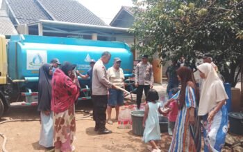 Hadapi Kemarau Panjang, Polsek Jatiluhur dan PJT II Bersinergi Salurkan Air Bersih untuk Warga Cilegong