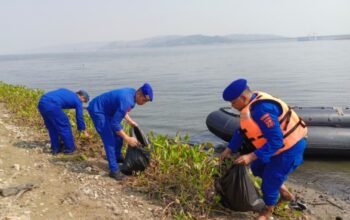 Jelang Musim Hujan, Satpolairud Bersihkan Eceng Gondok dan Sampah di Pesisir Waduk Jatiluhur