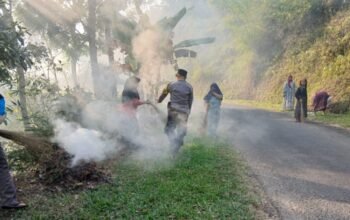 Gotong Royong Bersama Warga, Bhabinkamtibmas Polsek Bojong Jaga Lingkungan Tetap Bersih