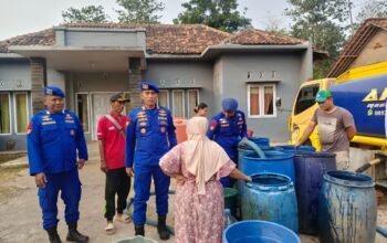 Polres Purwakarta Salurkan 8.400 Liter Air Bersih untuk Warga Desa Kutamanah