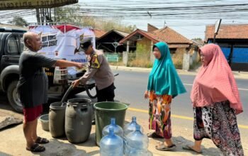 Kendaraan Patroli Berkeliling, Polsek Campaka Bagikan Air Bersih untuk Warga