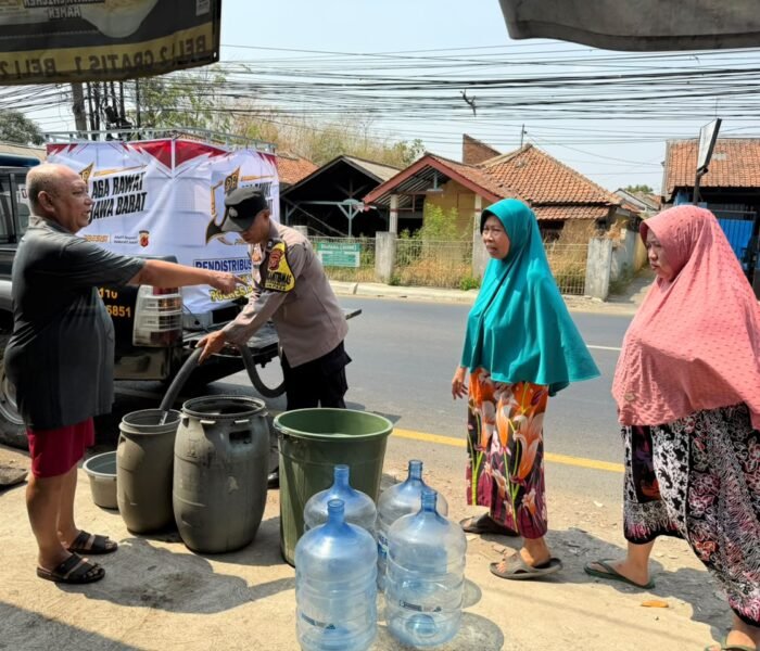 Kendaraan Patroli Berkeliling, Polsek Campaka Bagikan Air Bersih untuk Warga