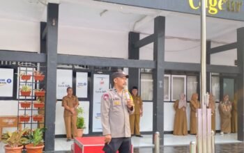 Bhabinkamtibmas Jadi Pembina Upacara, Polsek Purwakarta Kota Edukasi Pelajar Tentang Kamtibmas