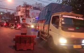 Polri Bergerak Sebelum Jam Sibuk, Mobil Box Dievakuasi dari Parcom Sindangkasih