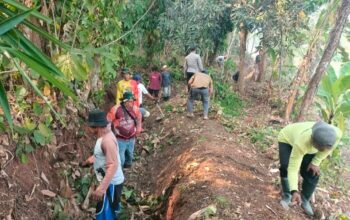 Antisipasi Bencana, Bhabinkamtibmas dan Warga Cijaya Gotong Royong Bersihkan Saluran Air