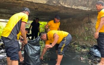 Ngosrek Bareng, Kapolres Purwakarta Ajak Jajaran Bersihkan Saluran Air