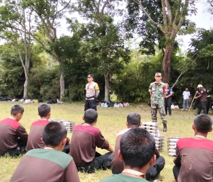 Jelang Makan Siang, Bhabinkamtibmas Polsek Bojong Edukasi Pelajar Jauhi Narkoba