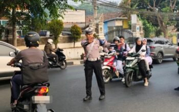Hadir di Jam sibuk, Polres Purwakarta Atur lalu lintas dan Ingatkan Pengendara Utamakan Keselamatan