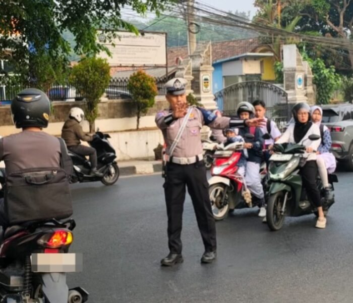 Hadir di Jam sibuk, Polres Purwakarta Atur lalu lintas dan Ingatkan Pengendara Utamakan Keselamatan
