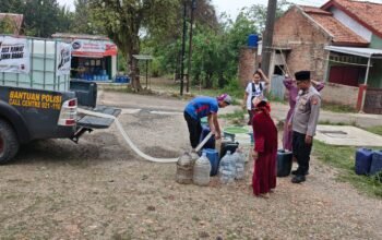 Hadir untuk Masyarakat, Polsek Plered Salurkan Air Bersih kepada Warga
