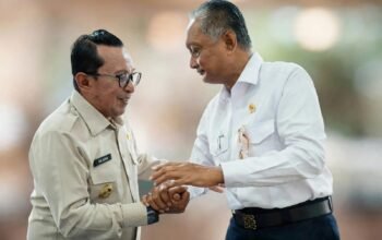 Selalu Energik Walaupun Usai Dinas Luar, Bupati Eka Putra Dampingi Menteri PU