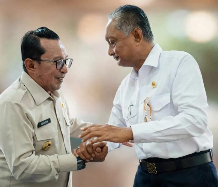 Selalu Energik Walaupun Usai Dinas Luar, Bupati Eka Putra Dampingi Menteri PU