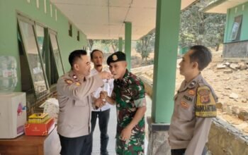 Polsek Sukasari Berikan Kue HUT ke-81 TNI, Perkuat Sinergitas TNI-Polri