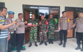Tiga Kapolsek Sambangi Koramil Wanayasa, Berikan Kue HUT ke-81 TNI