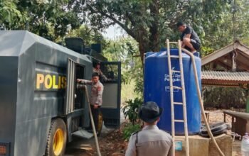 Tindak Lanjuti Laporan Warga, Sat Samapta Polres Purwakarta Salurkan Air Bersih