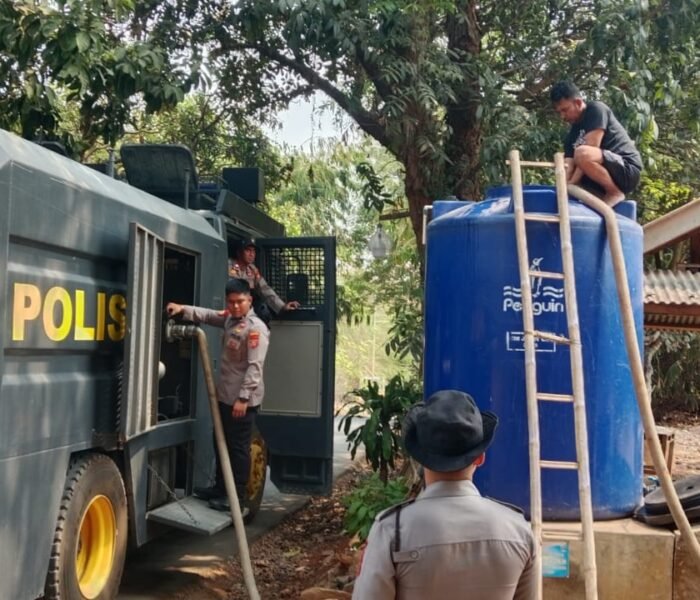 Tindak Lanjuti Laporan Warga, Sat Samapta Polres Purwakarta Salurkan Air Bersih