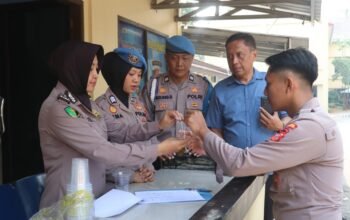 Cegah Penyalahgunaan Narkoba, Propam Polres Purwakarta Tes Urine 52 Personel
