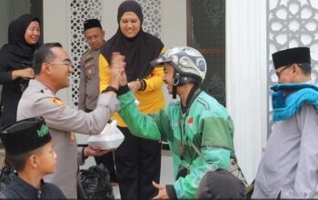 Kapolres Purwakarta Berbagi Usai Salat Jumat, Hadirkan Kehangatan dan Kepedulian Untuk Sesama