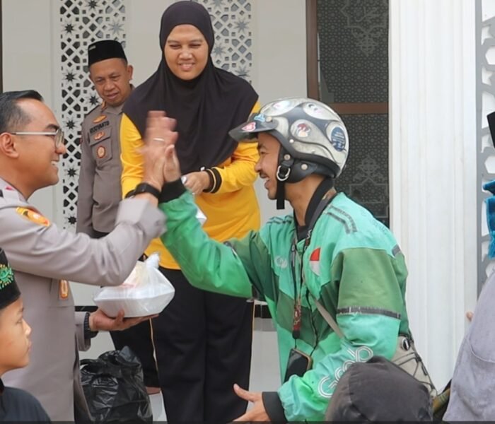 Kapolres Purwakarta Berbagi Usai Salat Jumat, Hadirkan Kehangatan dan Kepedulian Untuk Sesama