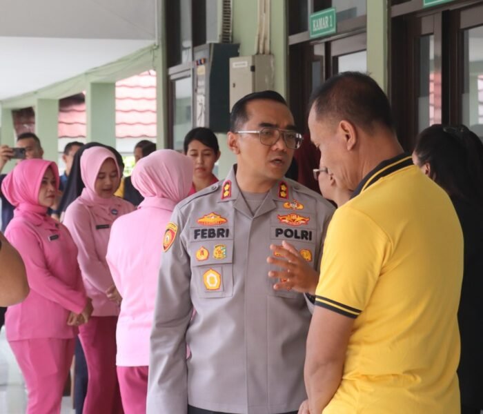 Kapolres Purwakarta Jenguk Istri Kasat Binmas di RSUD Bayu Asih, Wujud Kepedulian dan Kebersamaan
