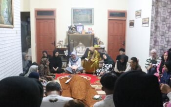 Wujud Kepedulian dan Kebersamaan, Kapolres Purwakarta Antar Jenazah Istri Kasat Binmas ke Pemakaman