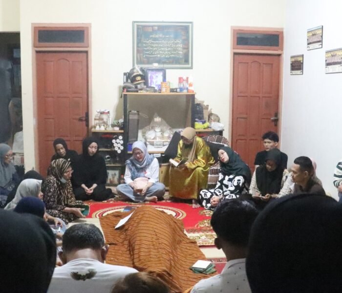Wujud Kepedulian dan Kebersamaan, Kapolres Purwakarta Antar Jenazah Istri Kasat Binmas ke Pemakaman