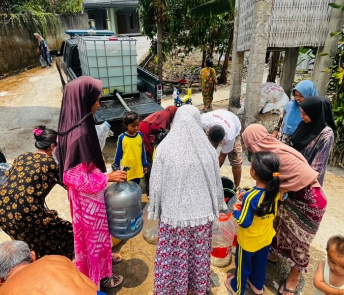 Polsek Plered Salurkan 1.000 liter Air Bersih untuk Warga