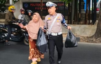 Humanis dan Sigap, Aipda Diki Nurul Bantu Warga Menyeberang di Jalan Veteran Purwakarta