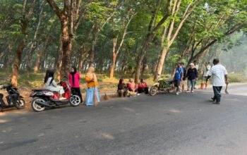 Ngosrek Bareng Aparatur Desa, Bhabinkamtibmas Polsek Campaka Ajak Warga Peduli Lingkungan
