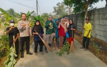 Ngosrek Bersama Muspika, Bhabinkamtibmas Polsek Cibatu Ajak Warga Jaga Kebersihan Lingkungan