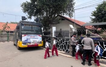 Polri Hadir Bersama Masyarakat, Dalmas Salurkan Air Bersih Untuk SDN 2 Cicadas
