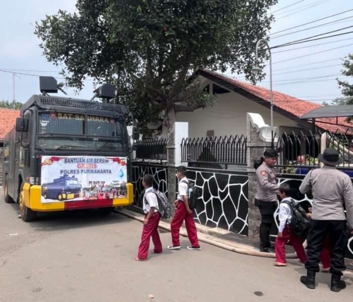 Polri Hadir Bersama Masyarakat, Dalmas Salurkan Air Bersih Untuk SDN 2 Cicadas